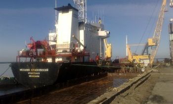 У причала ЦГР «Жаровиха» пришвартовано морское судно с импортным грузом на борту
